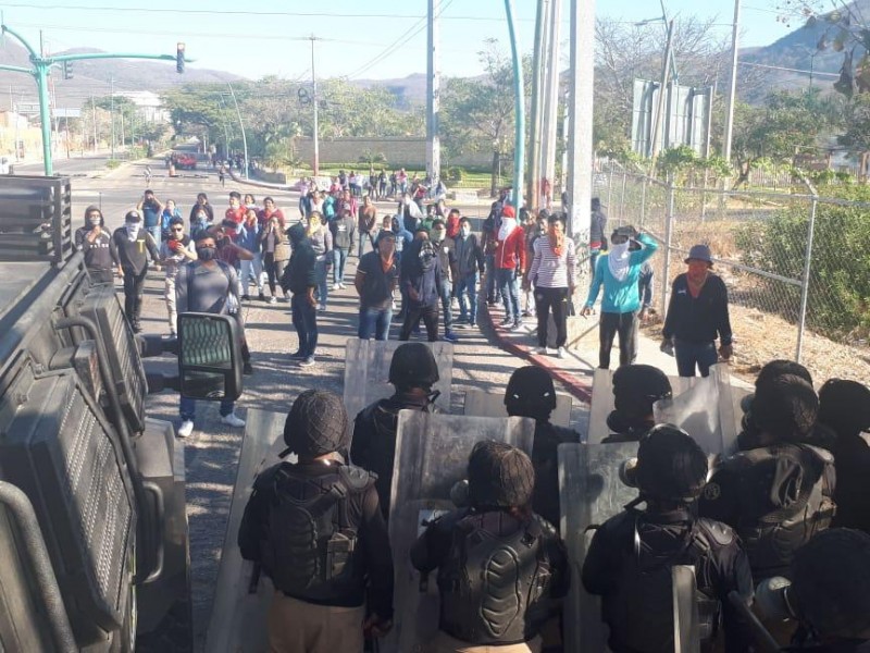 CNDH condena hechos violentas contra familiares de los #43