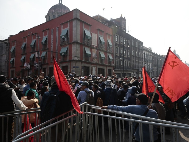 CNTE bloquea acceso a Palacio Nacional, impide ingreso de reporteros