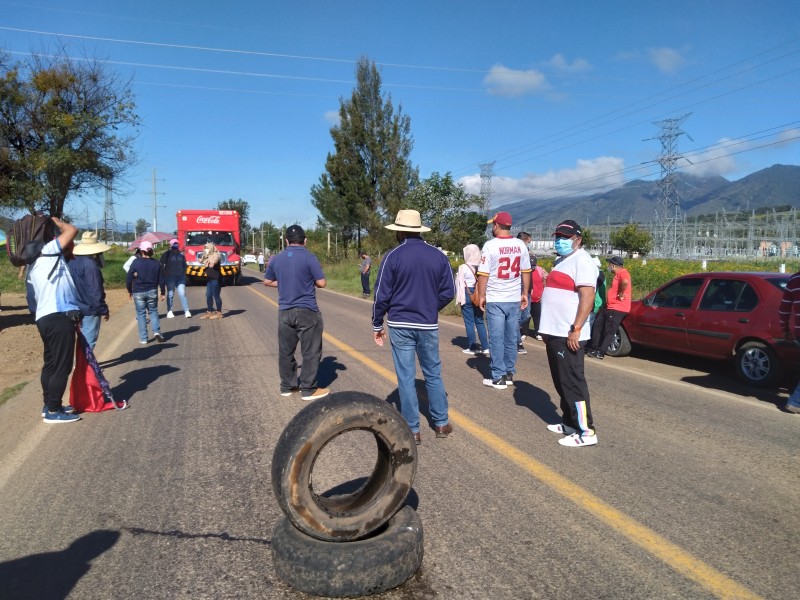 CNTE bloquea carretera Zamora-Morelia en la desviación a Purépero 