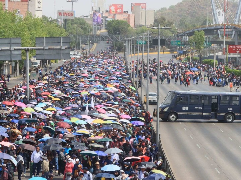 CNTE desquicia inmediaciones del AICM; impiden paso a usuarios