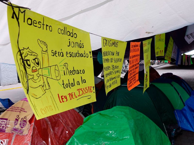 Maestros de la CNTE levantan plantón en el Zócalo capitalino