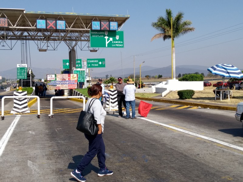 CNTE libera casetas de cobro en Michoacán