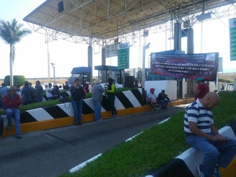CNTE libera casetas en Michoacán, anuncia paro indefinido