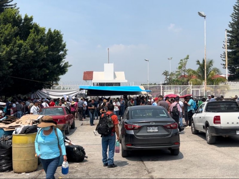 CNTE libera Pemex pero continúa plantón en Palacio de Gobierno