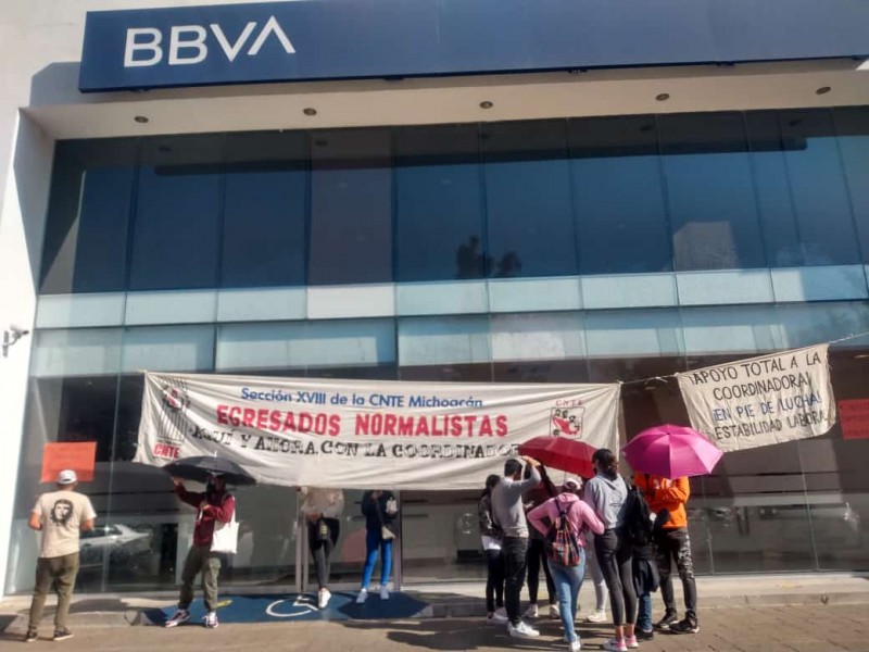 CNTE llevó protesta a zona bancaria de Morelia