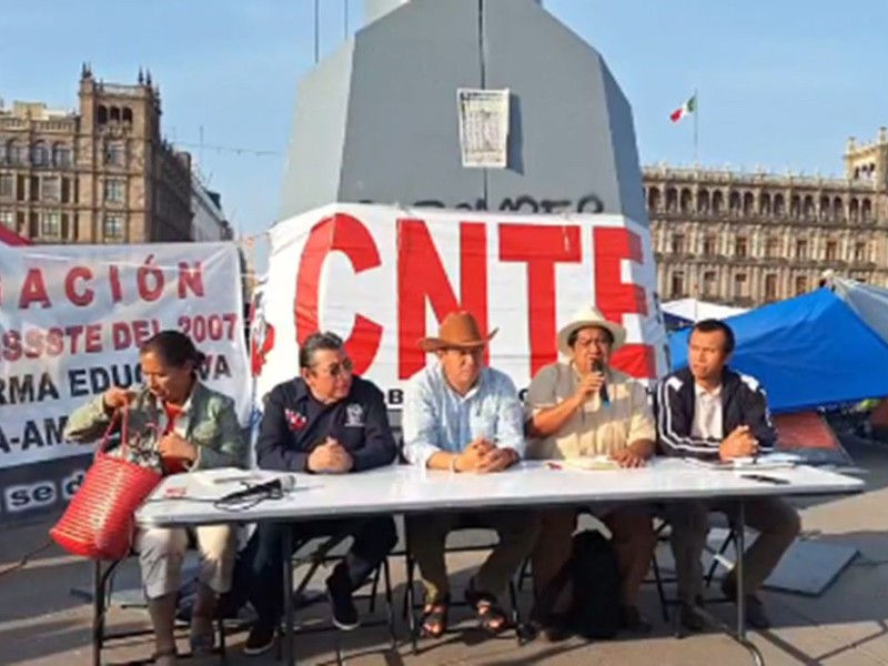 CNTE mantiene plantón en el Zócalo de la Ciudad de México