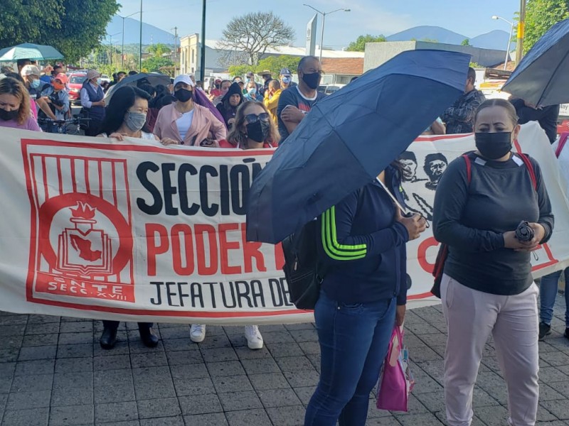 CNTE marcha por las principales calles de Zamora, exigen pagos