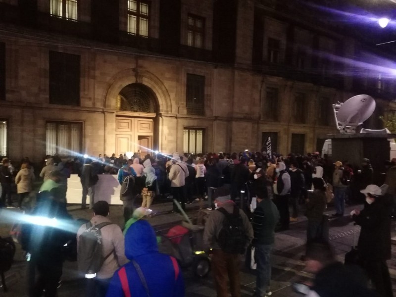 CNTE rompe cerco de seguridad y protesta en Palacio Nacional