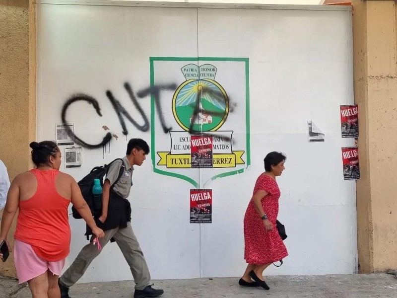 CNTE se manifiesta en INE y trata de impedir clases