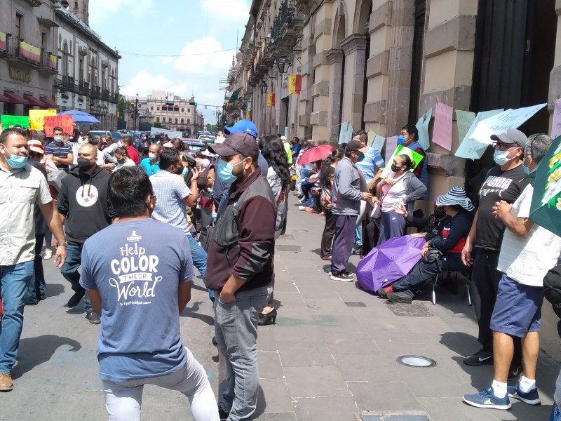 CNTE se reúne con diputados; maestros protestan frente al Congreso