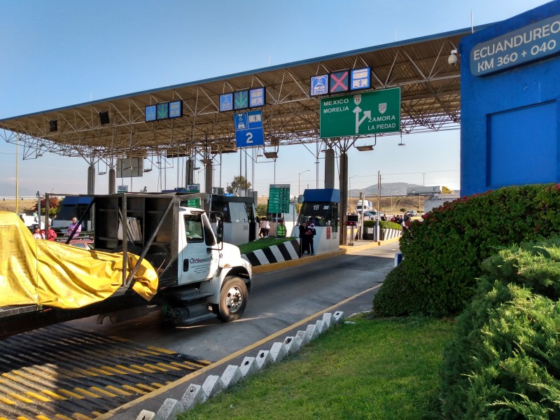 CNTE toma casetas y dependencias estatales en Michoacán.