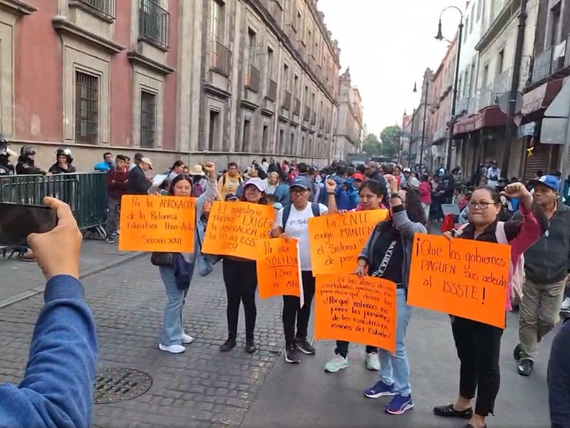 CNTE toma Palacio Nacional, boicotea conferencia mañanera del Gobierno Federal
