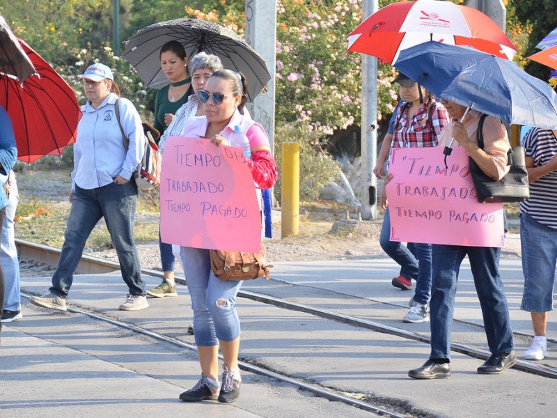 El drama, maestros sin poder cobrar