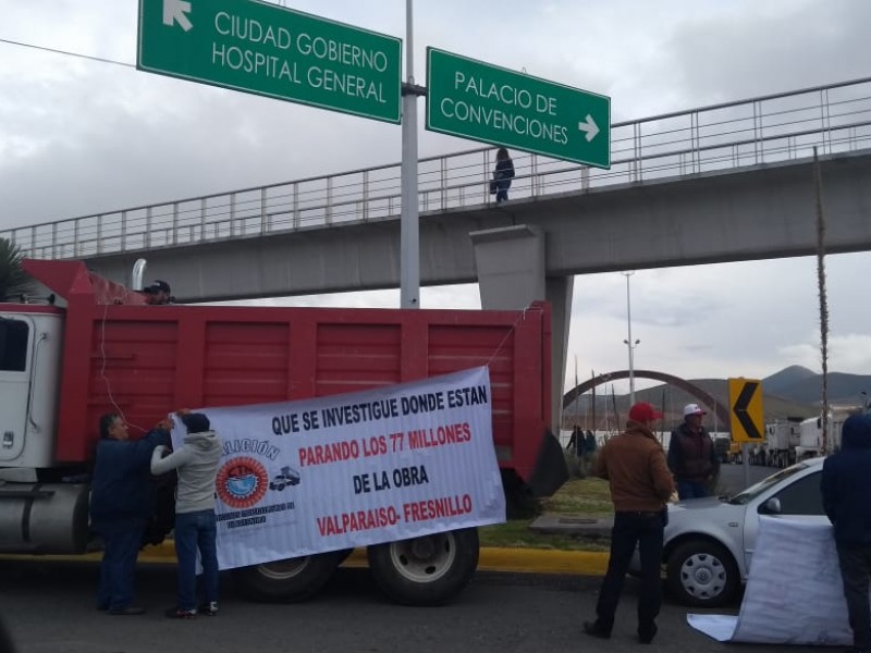 Coalición de transportistas bloquea Ciudad Administrativa