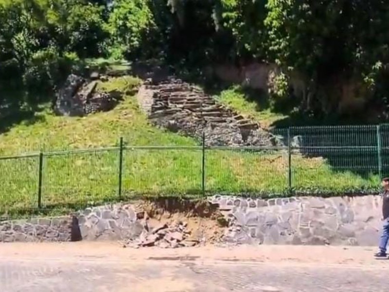 Coche se estrella contra muro de Pirámide de Cholula