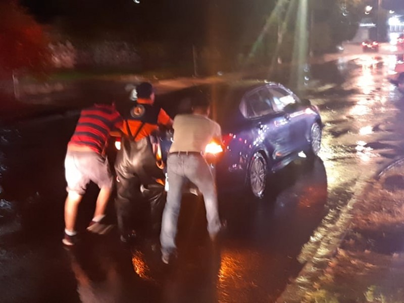 Coche se queda varado en Prol. Reforma tras fuerte lluvia