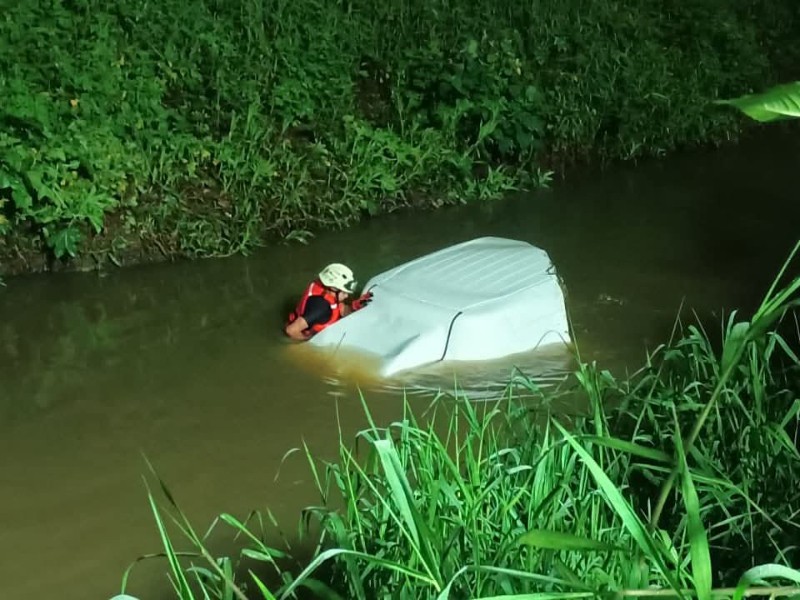 Coche termina en Río Grande de Morelia