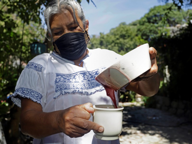 Cocinera indígena gana concurso de platos mexicanos con el atole