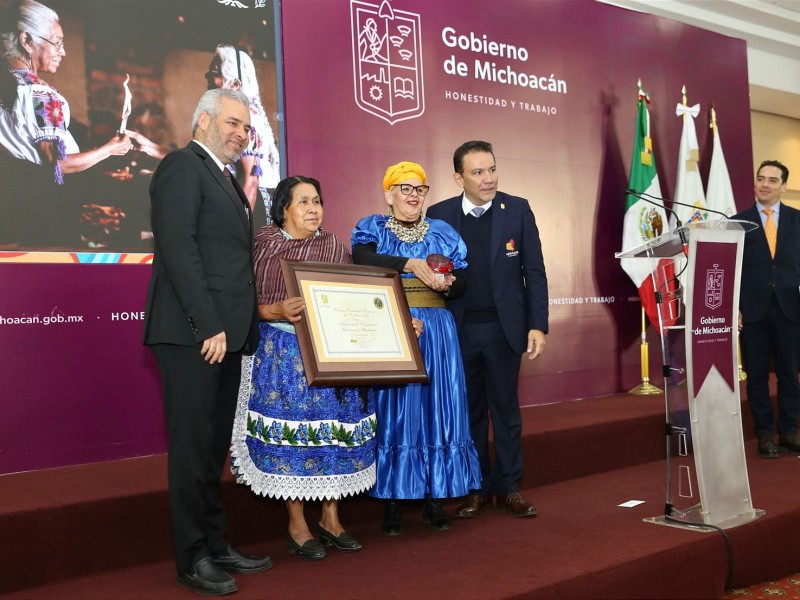 Cocineras michoacanas reciben premio internacional de gastronomía
