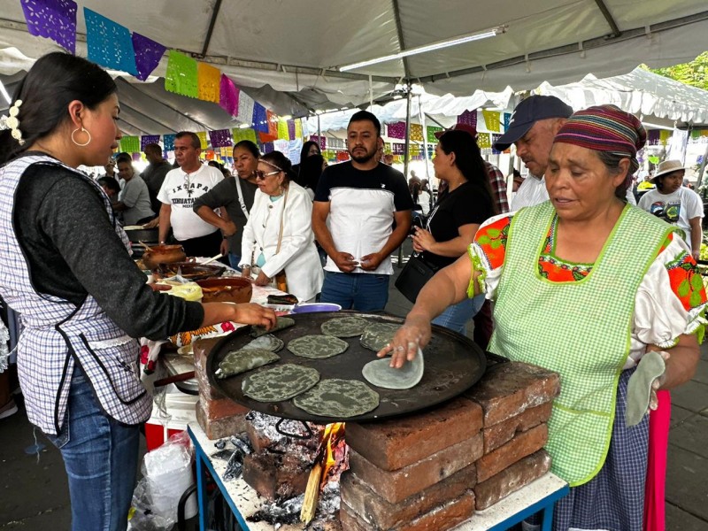 Cocineras tradicionales deleitan a visitantes del Tianguis Artesanal de Uruapan