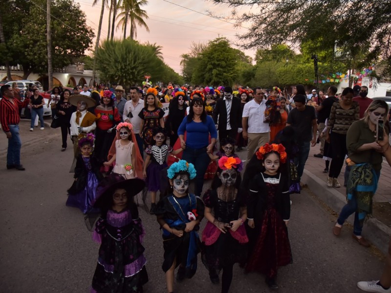 Cócorit se tupió de catrinas, altares y flores en Festival