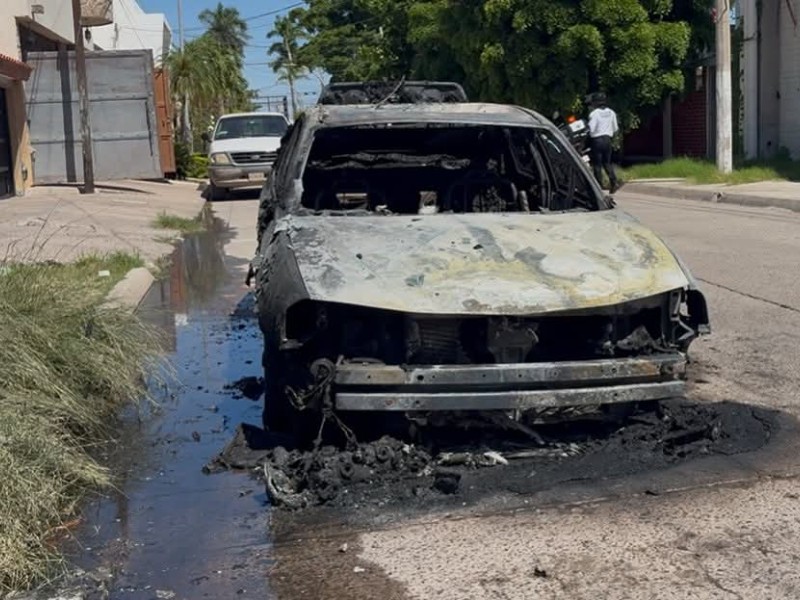 Cofre de automóvil explota y conductor se salva de milagro