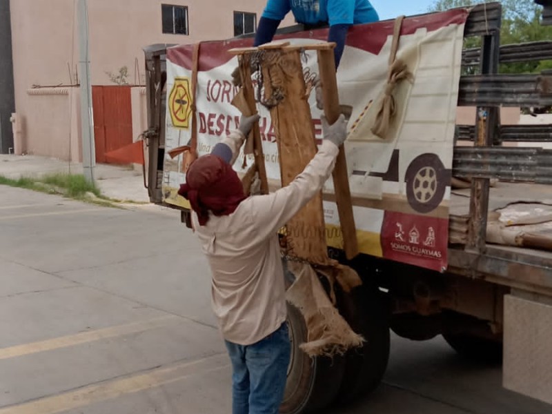 Colaboran familias con la jornada de descacharre