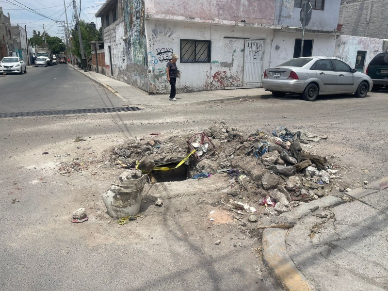 Coladera cerca de dos escuelas sigue destapada en Carrillo