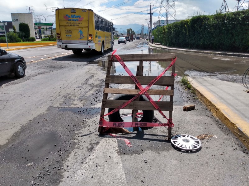 Coladera destapada en entrada a Ocoyoacac