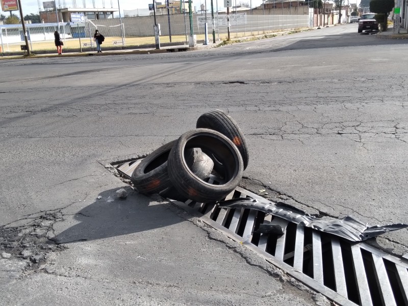 Coladera en mal estado en Avenida Comonfort y Pino Suárez