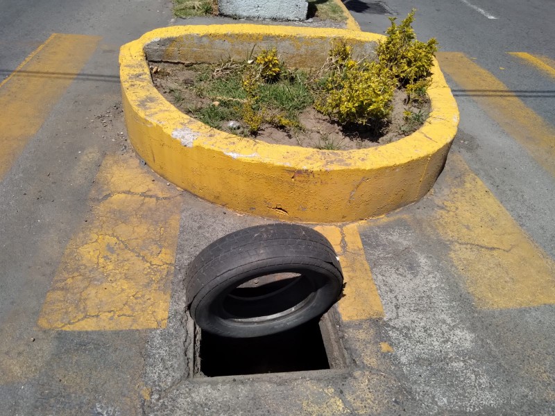 Coladera en mal estado frente al Mercado Morelos en Toluca