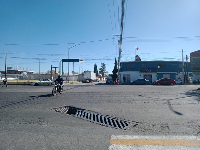 Coladera en Toluca pone en riesgo a peatones y automovilistas
