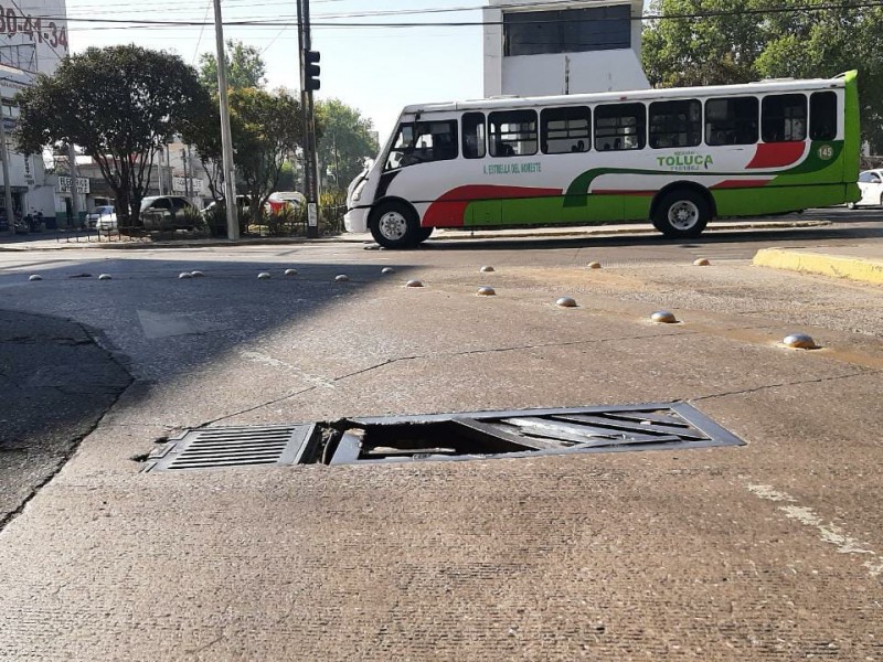 Coladera rota en Metepec pone en riesgo a automovilistas