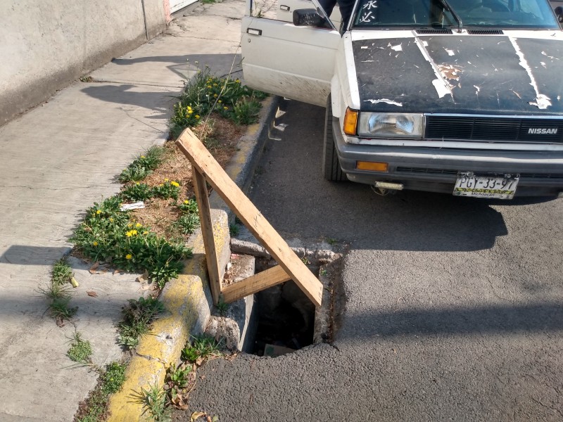 Coladera sin rejillas genera molestia en Colonia Villa Hogar