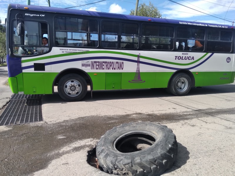 Coladera sin tapa a mitad de calle en Toluca