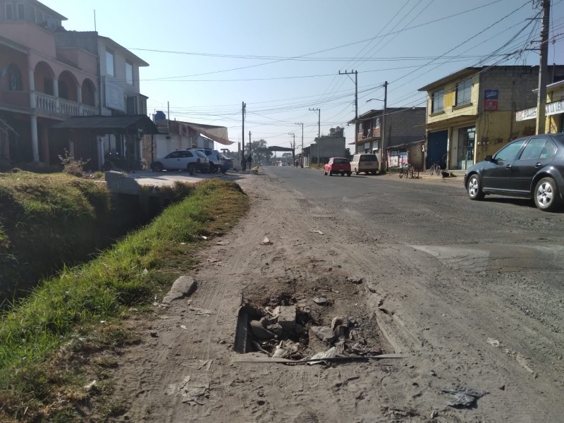 Coladera sin tapa desde hace tres meses en Toluca