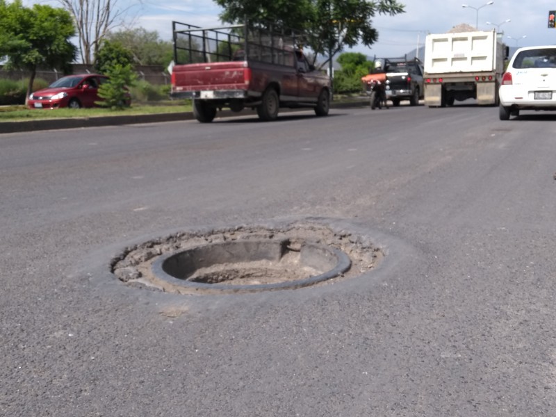 Coladera sin tapa en bulevar Socorro Romero