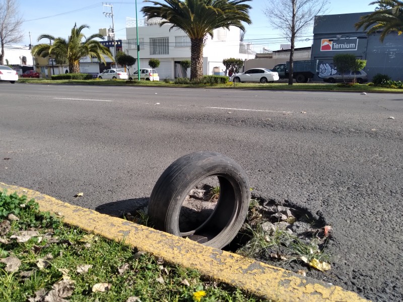 Coladera sin tapa un peligro en la Avenida Vicente Guerrero