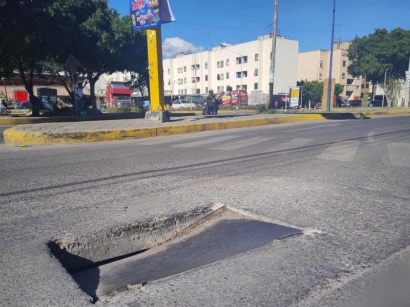 Coladera sumida en la 7 poniente un riesgo y será reparada Coladera sumida en la 7 poniente un riesgo y será reparada