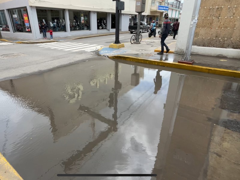 Coladera tapada impide el desagüe