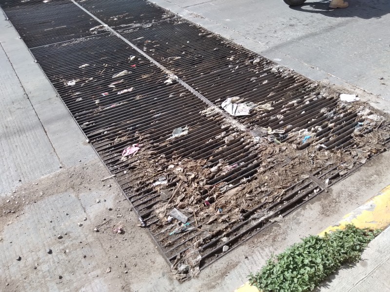 Coladeras, bocas de tormenta y rejillas tapadas por basura