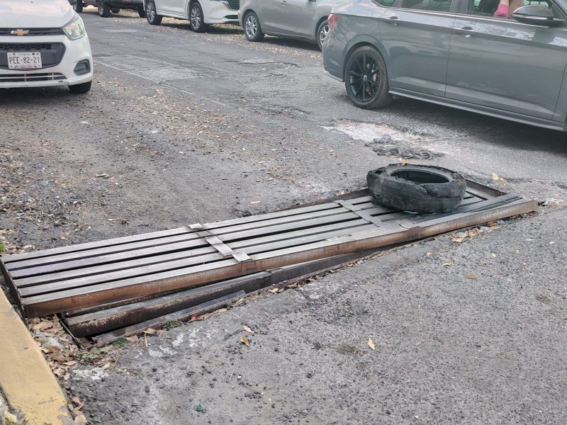 Coladeras en mal estado dañan vehículos en Toluca
