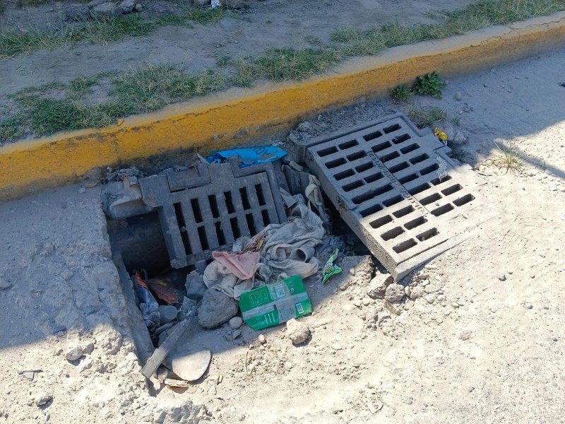 Coladeras se convierten en tiraderos de basura