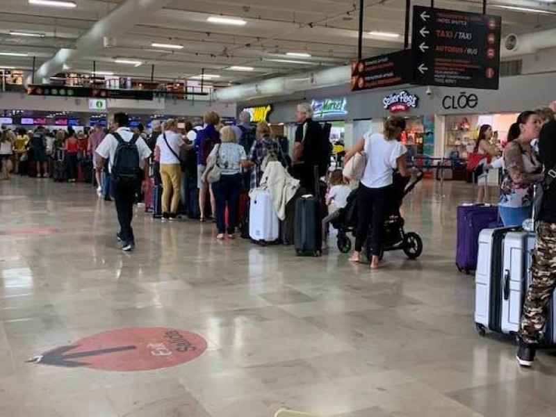 Colapsa aeropuerto por 'éxodo masivo' de extranjeros en Puerto Vallarta