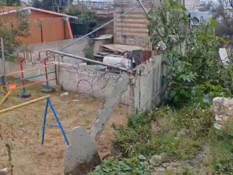 Colapsa barda de kínder en San Jerónimo Caleras y padres exigen atención