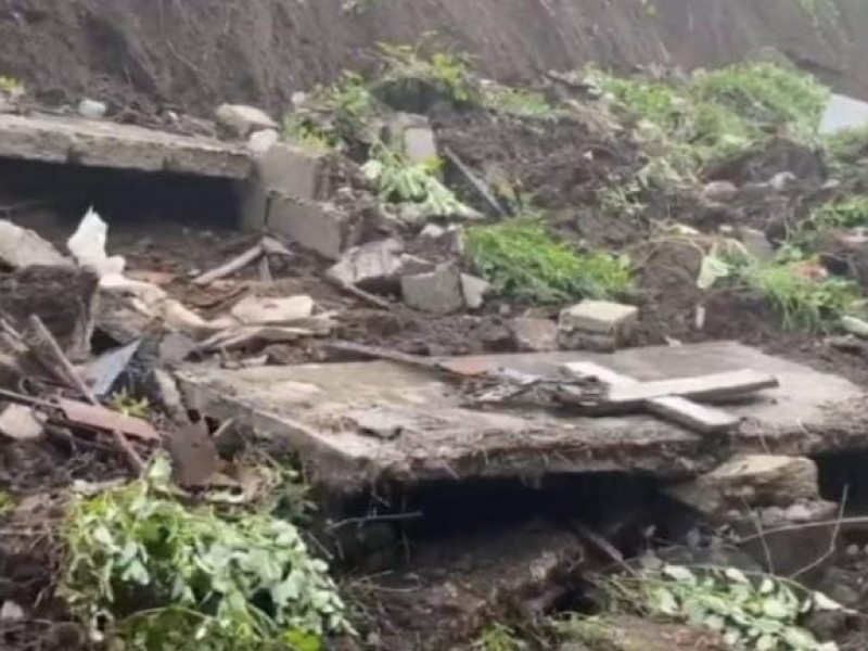 Colapsa barda de panteón municipal en Chinantla