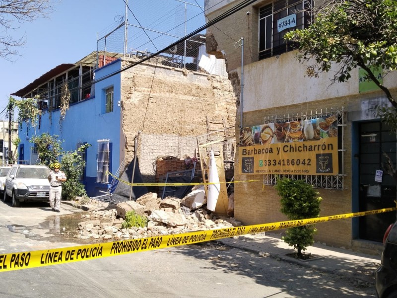 Colapsa barda de vivienda en Guadalajara