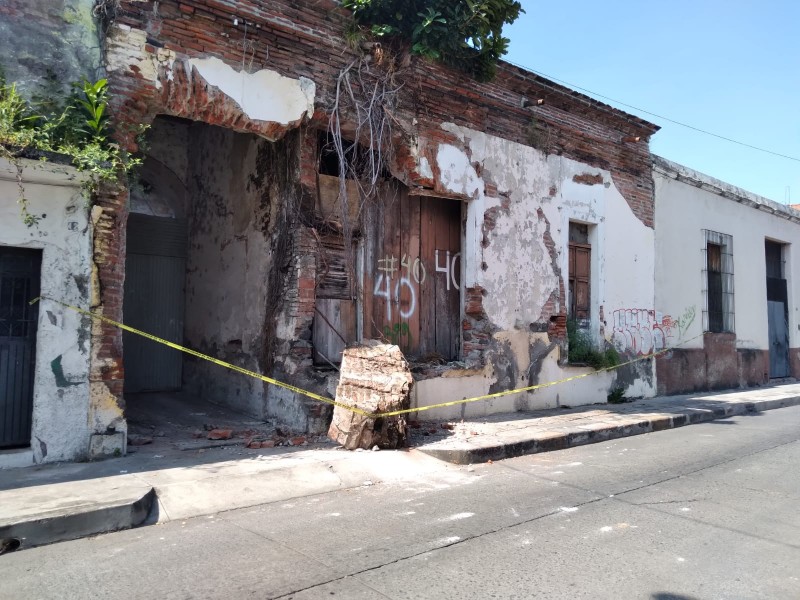 Colapsa barda en calle Allende, genera riesgo para la población