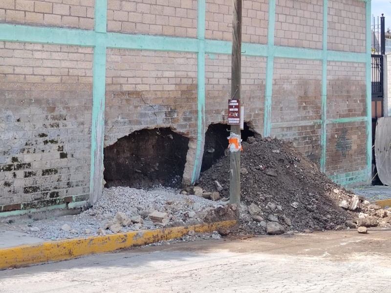 Colapsa barda en primaria de Almoloya de Juárez; piden apoyo