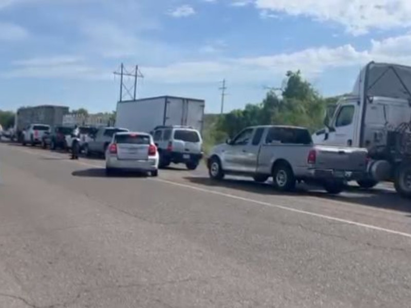 Colapsa bomba de pozo en poblado de Hornos y toman carretera